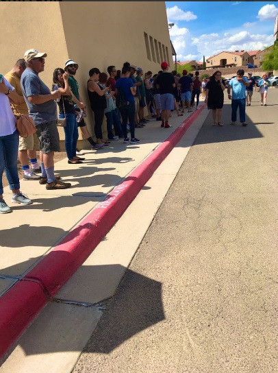 Hàng trăm người xếp hàng chờ hiến máu