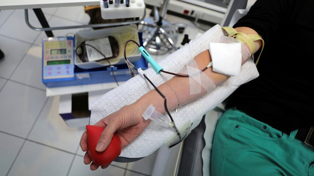 Một người hiến máu cho các nạn nhân vụ xả súng