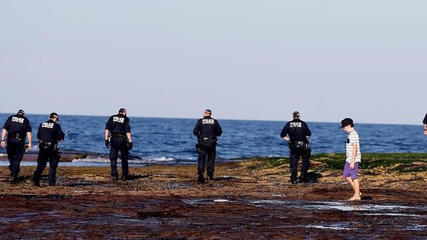 Cảnh sát đang điều tra xem bộ xương trôi từ đâu đến. Cảnh sát đang điều tra xem bộ xương trôi từ đâu đến.