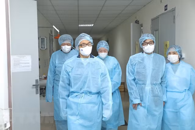 Phó Thủ tướng Vũ Đức Đam và các đại biểu thăm khu làm xét nghiệm COVID-19 tại CDC Hà Nội. (Ảnh: Minh Quyết/TTXVN).