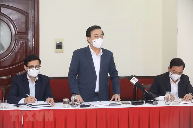 Phó Chủ tịch UBND thành phố Hà Nội Chử Xuân Dũng phát biểu. (Ảnh: Minh Quyết/TTXVN).