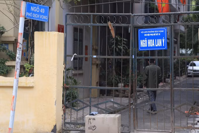 Ngõ 49 phố Dịch Vọng được cách ly trưa 2/1. Ảnh: Ngọc Thắng.