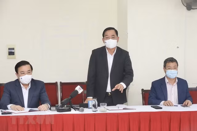 Tiến sỹ Nguyễn Khắc Hiền, Giám đốc Sở Y tế Hà Nội phát biểu. (Ảnh: Minh Quyết/TTXVN).