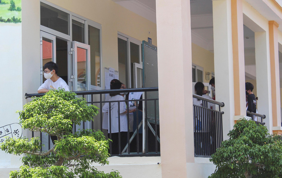 Tại điểm thi Trường THPT chuyên Lê Quý Đôn (TP. Điện Biên Phủ), nhiều thí sinh đến và vào phòng thi sớm.