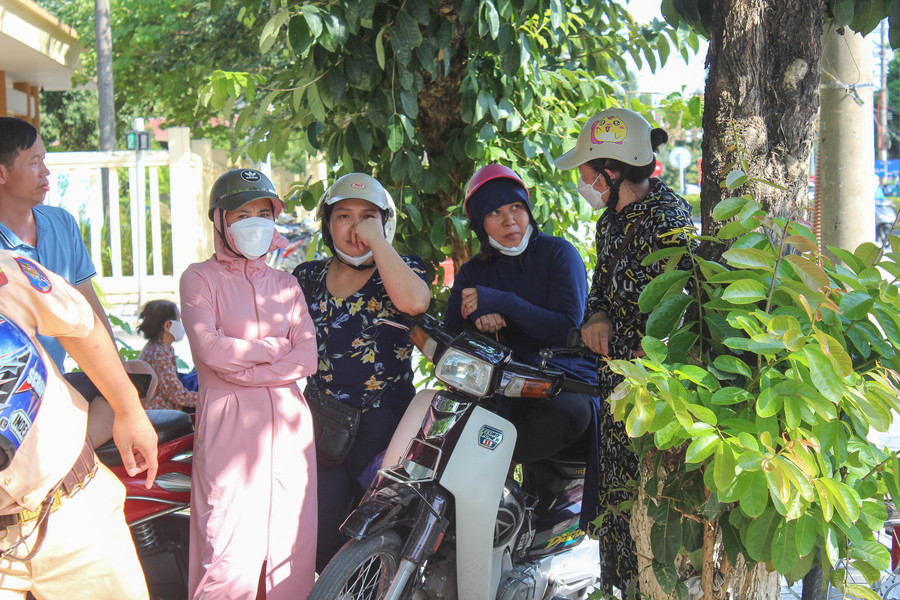 Nhiều phụ huynh lo lắng, hồi hộp chờ con ở khu vực ngoài. Nhiều phụ huynh lo lắng, hồi hộp chờ con ở khu vực ngoài.