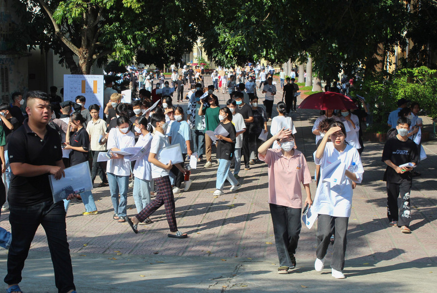 Thí sinh tại điểm thi Trường THPT TP. Điện Biên Phủ đồng loạt ra khỏi phòng thi sau khi hết giờ. Thí sinh tại điểm thi Trường THPT TP. Điện Biên Phủ đồng loạt ra khỏi phòng thi sau khi hết giờ.