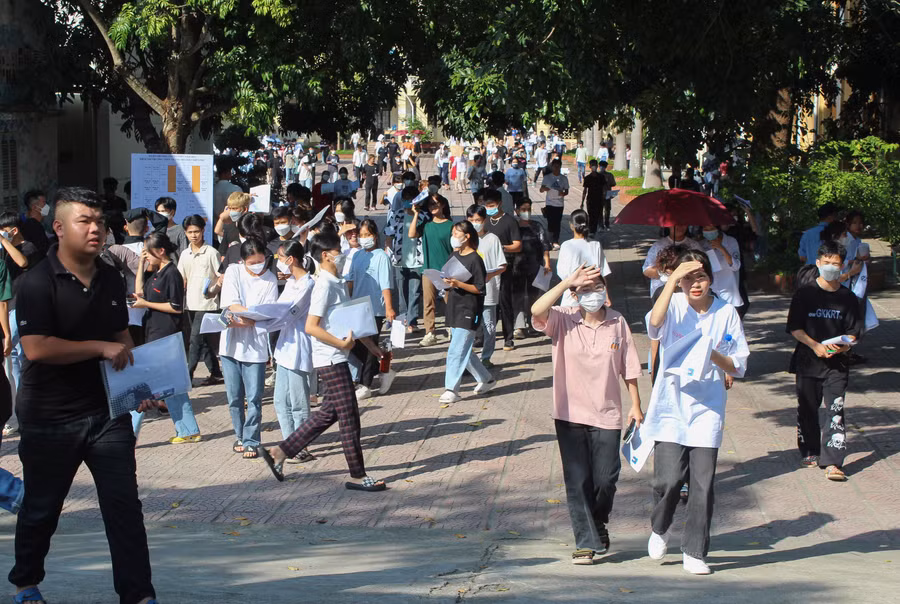 Thí sinh tại điểm thi Trường THPT TP. Điện Biên Phủ đồng loạt ra khỏi phòng thi sau khi hết giờ.