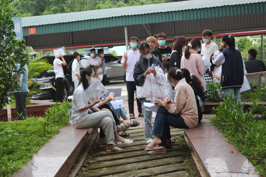 Đa phần thí sinh đến điểm thi rất sớm. Đa phần thí sinh đến điểm thi rất sớm.