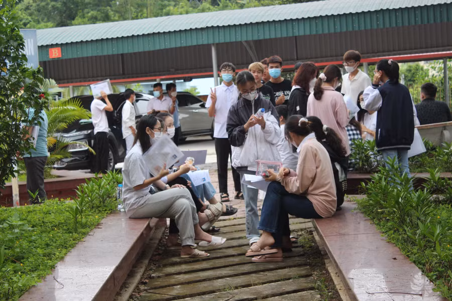 Đa phần thí sinh đến điểm thi rất sớm.