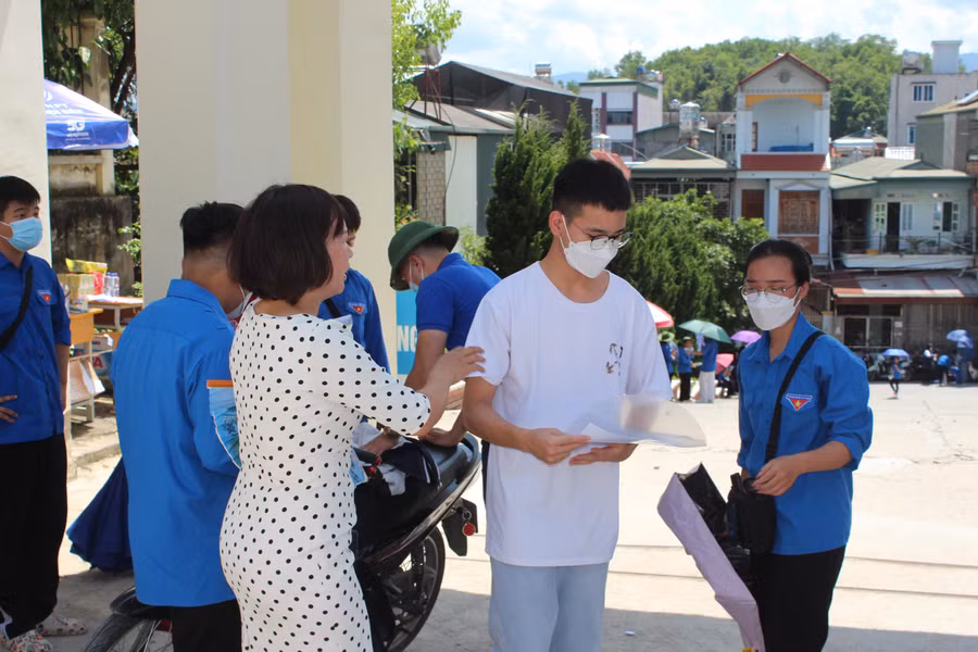 Thí sinh đến các điểm thi đều được hỗ trợ nhiệt tình của các lực lượng "Tiếp sức mùa thi".