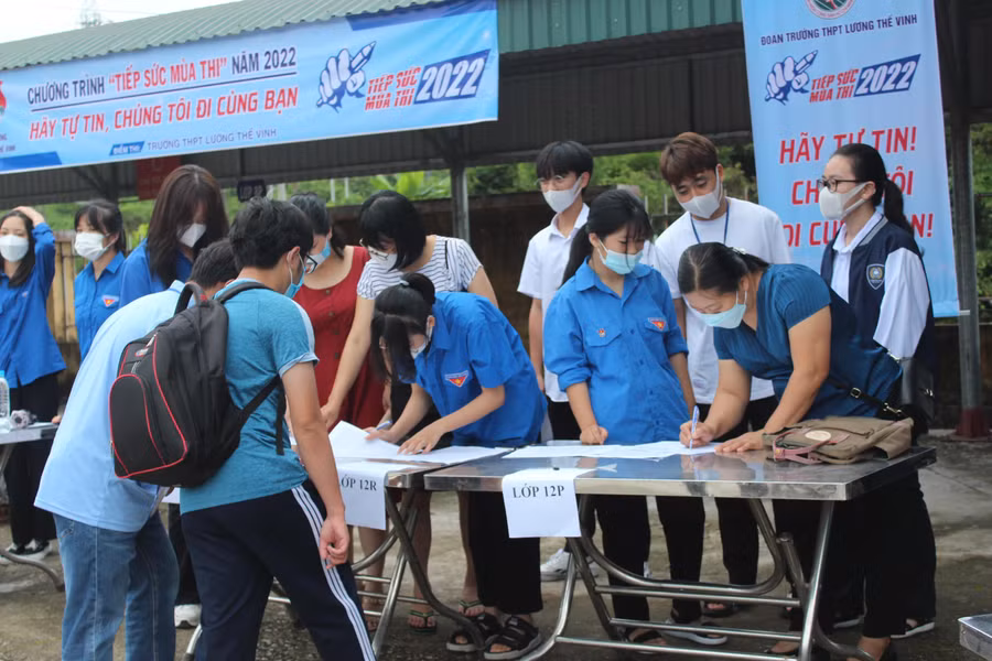 Tại trường THPT Lương Thế Vinh (TP. Điện Biên Phủ), các thi sinh trước khi vào khu vực thi đều phải xác nhận theo đơn vị lớp mình. Tại trường THPT Lương Thế Vinh (TP. Điện Biên Phủ), các thi sinh trước khi vào khu vực thi đều phải xác nhận theo đơn vị lớp mình.