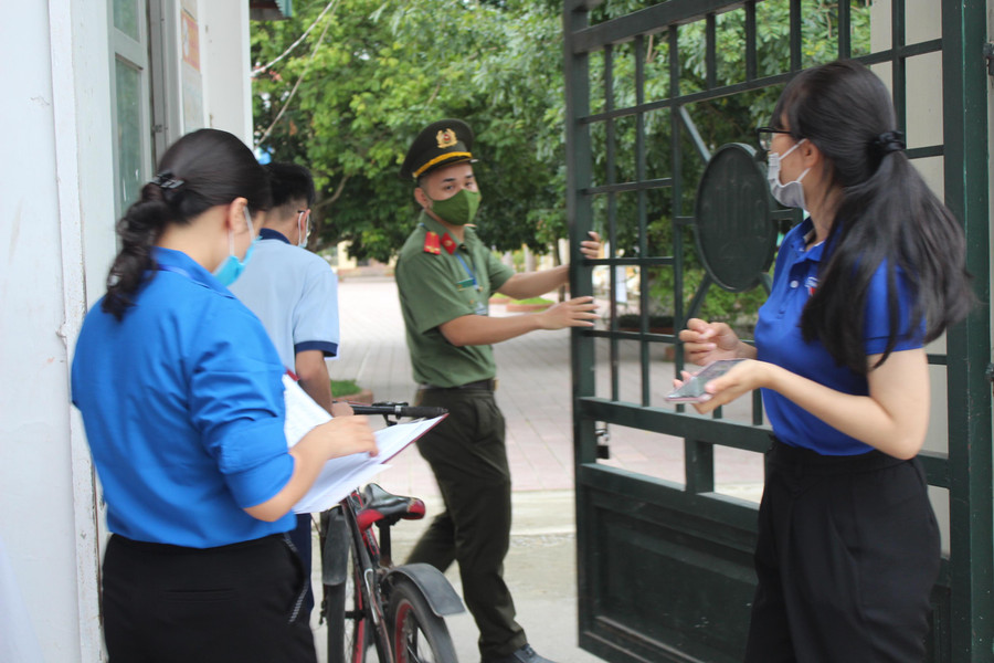 Cho đến 6 giờ 55 phút, thí sinh cuối cùng tại điểm thi Trường THPT TP. Điện Biên Phủ đã có mặt an toàn.