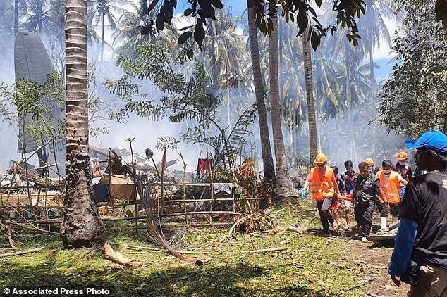 Hiện trường vụ máy bay quân sự chở 92 người rơi ở Philippines ảnh 2