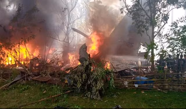 Hiện trường vụ máy bay quân sự chở 92 người rơi ở Philippines