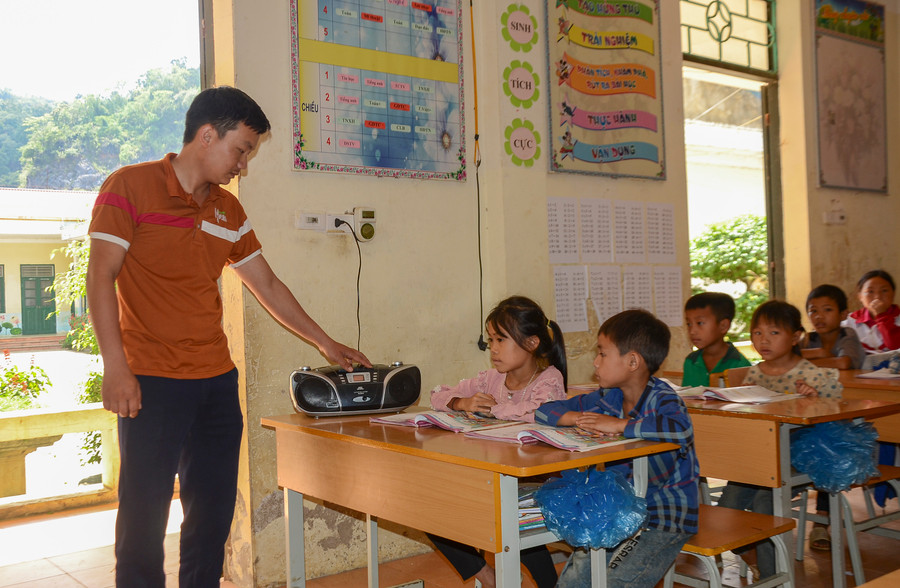 Thầy giáo Sùng A Tùng, Trường Tiểu học Tủa Thàng số 2 sử dụng đài để giúp học sinh phát triển kỹ năng nghe Tiếng Anh.