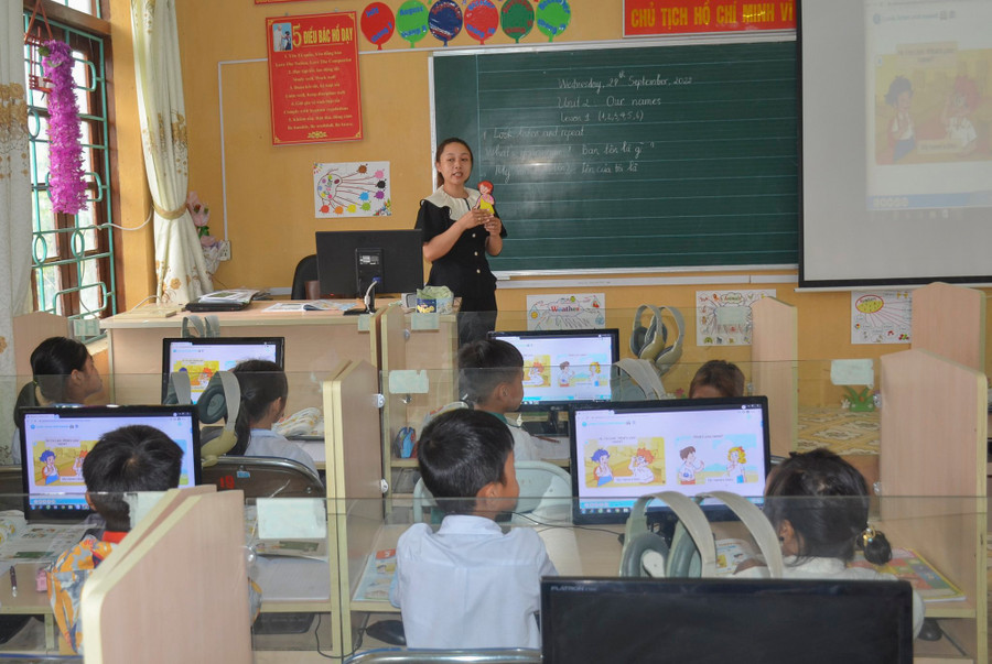 Giờ học Tiếng anh của cô và trò lớp 3, Trường tiểu học Ẳng Nưa, huyện Mường Ảng.