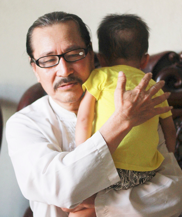 Liền anh nổi tiếng cho biết, thời gian rảnh rỗi ông chơi với cháu nhỏ và dạy hát cho những bạn trẻ yêu quan họ. Ảnh: Khuê Tú Liền anh nổi tiếng cho biết, thời gian rảnh rỗi ông chơi với cháu nhỏ và dạy hát cho những bạn trẻ yêu quan họ. Ảnh: Khuê Tú