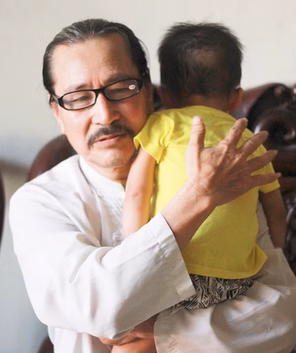 Liền anh nổi tiếng cho biết, thời gian rảnh rỗi ông chơi với cháu nhỏ và dạy hát cho những bạn trẻ yêu quan họ. Ảnh: Khuê Tú