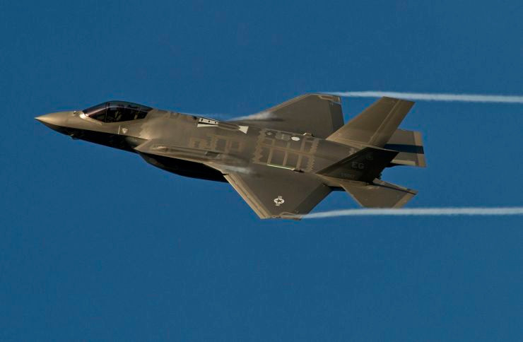 F-35 Lightning II. Là vũ khí đắt nhất trong lịch sử, máy bay F-35 đang quay lại Paris sau lần đầu ra mắt năm 2017. Chiến đấu cơ này sẽ không phô trương theo cách thông thường mà khiến cho những người xem tò mò có được cái nhìn cận cảnh về một loại vũ khí tàng hình mà họ hiếm khi có cơ hội chứng kiến. F-35 Lightning II. Là vũ khí đắt nhất trong lịch sử, máy bay F-35 đang quay lại Paris sau lần đầu ra mắt năm 2017. Chiến đấu cơ này sẽ không phô trương theo cách thông thường mà khiến cho những người xem tò mò có được cái nhìn cận cảnh về một loại vũ khí tàng hình mà họ hiếm khi có cơ hội chứng kiến.