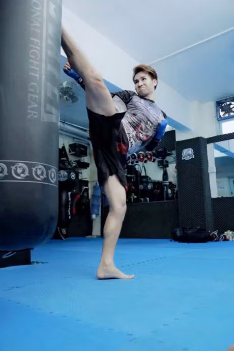 Chu Bin the hien vo cong tren san tap de ghi hinh cho MV moi - Anh 5