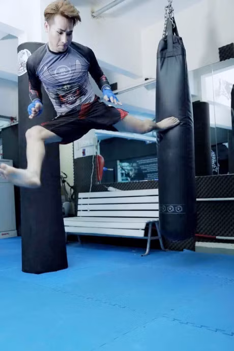 Chu Bin the hien vo cong tren san tap de ghi hinh cho MV moi - Anh 1