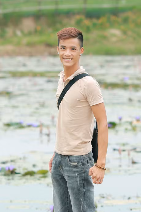 Chan dung chang trai Ha Thanh co giong hat giong het Tuan Hung - Anh 6