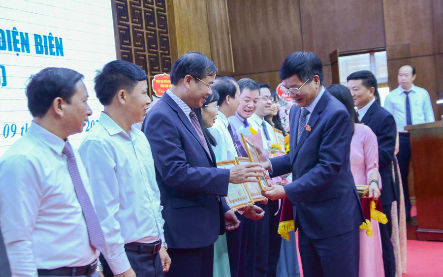 UBND tỉnh Điện Biên tặng Bằng khen cho các tập thể tiêu biểu.