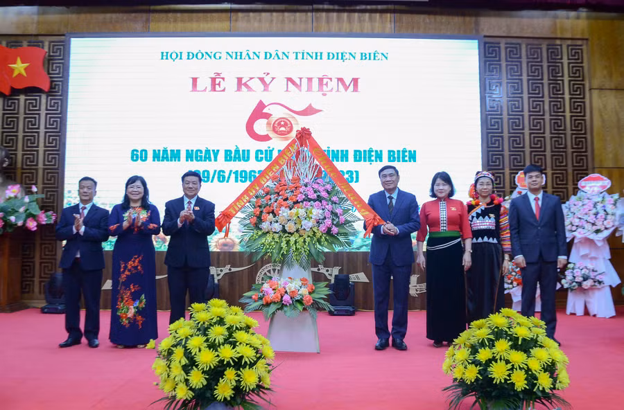 Ông Trần Quốc Cường, Bí thư Tỉnh ủy Điện Biên tặng hoa chúc mừng Thường trực HĐND tỉnh.