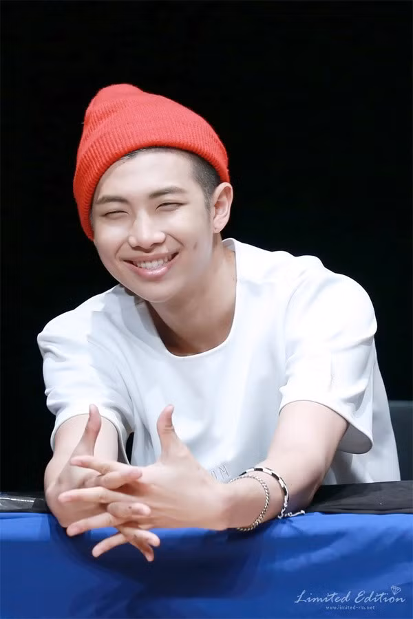 Rap Monster (BTS) kết nạp thêm không ít fan nhờ nụ cười duyên này. Rap Monster (BTS) kết nạp thêm không ít fan nhờ nụ cười duyên thần thánh này.