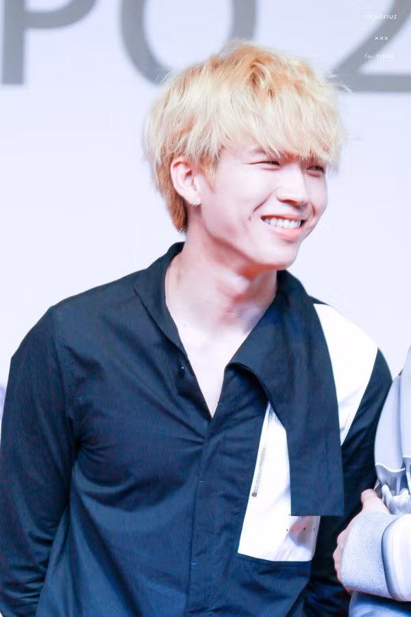Anh chàng Woohyun tỏa nắng chẳng kém với lúm nhấn một bên. Anh chàng Woohyun tỏa nắng chẳng kém với lúm nhấn một bên.