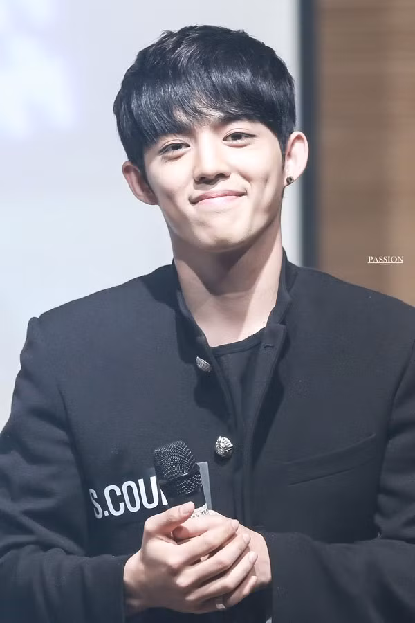 Chỉ cần cười mỉm, cũng đủ để chàng tân binh S.Coups (Seventeen) đón tin fan nữ. Những sao Hàn điển trai có má lúm