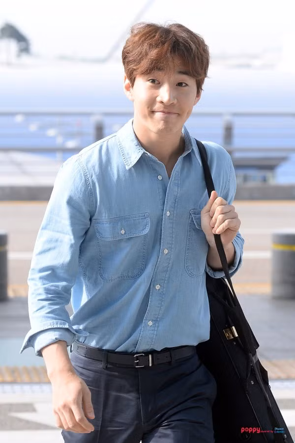 … hay Henry đều sở hữu má lúm sâu thuộc hàng đẹp trứ danh nhất nhì Kbiz. …hay Henry đều sở hữu dấu ấn má lúm, sâu thuộc hàng đẹp trứ danh nhất nhì Kbiz.