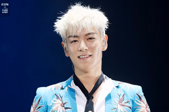 Gương mặt của T.O.P (Big Bang) vốn đã nam tính lại càng thêm sắc lạnh hơn nhờ má lúm sâu. Gương mặt của T.O.P (Big Bang) vốn đã nam tính lại càng thêm sắc lạnh hơn nhờ má lúm sâu khiến hai gò má cao hơn.