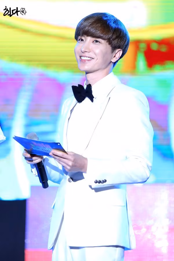 … trưởng nhóm Leeteuk… …chàng trưởng nhóm Leeteuk…