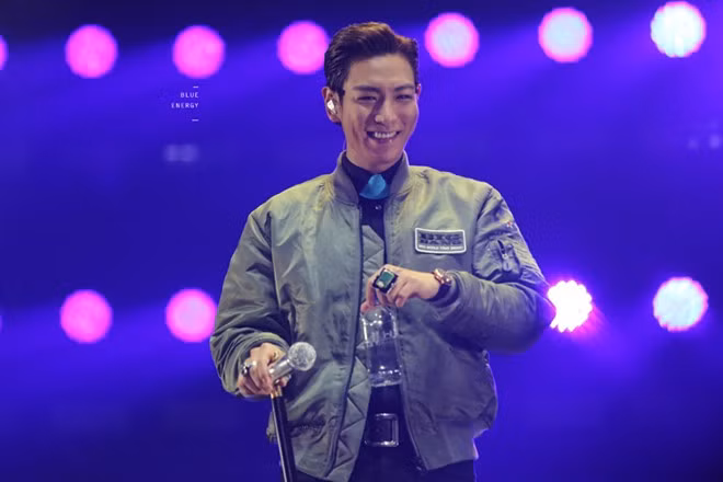 Khi cười hết cỡ, trông T.O.P rất đáng yêu với lúm đồng tiền. Khi cười hết cỡ, trông T.O.P rất đáng yêu với lúm đồng tiền.