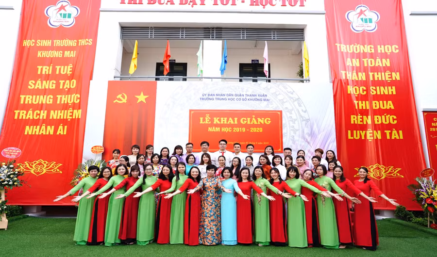 Tập thể cán bộ, giáo viên, nhân viên nhà trường