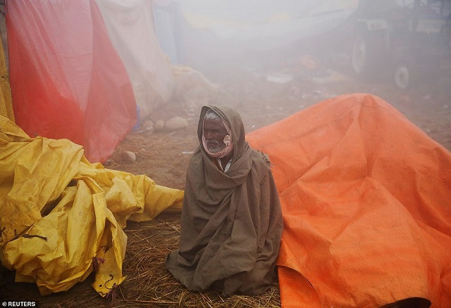 Một tín đồ chờ đợi cuộc hiến tế