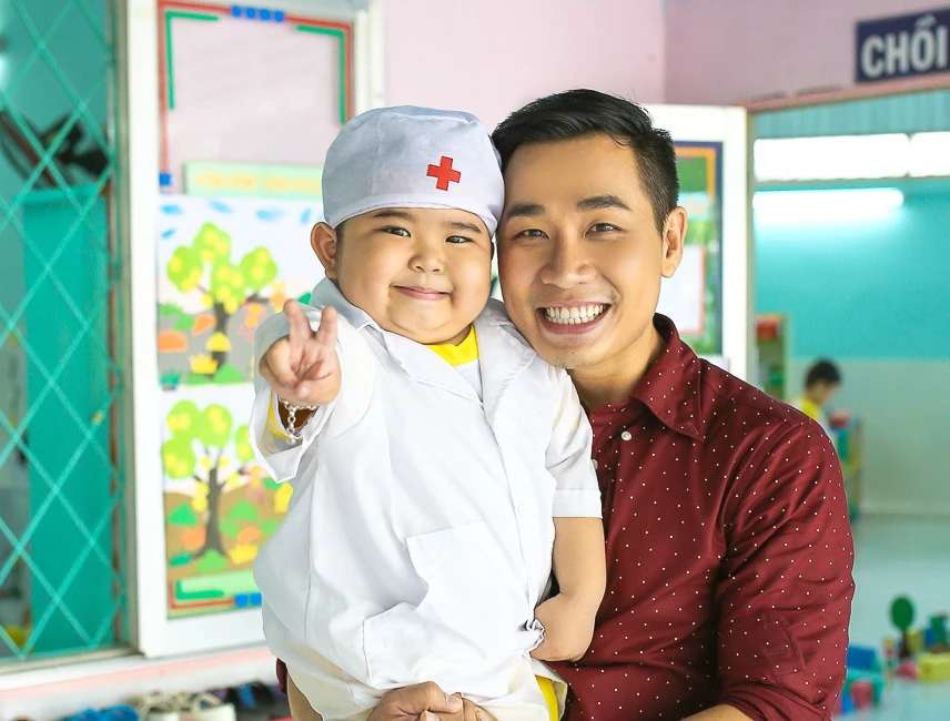 Nguyên Khang thăm trường mẫu giáo của Ku Tin