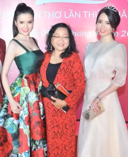  Hoa khôi HSSV Cần Thơ 2014 Huỳnh Thúy Vi (trái) và đương kim Hoa khôi HSSV Cần Thơ 2015 Vũ Thanh Tú (phải). 