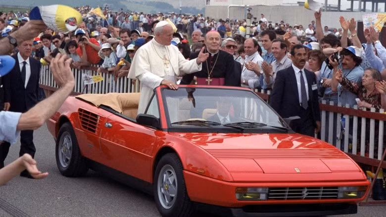 Ferrari có truyền thống tặng xe cho Giáo Hoàng.
