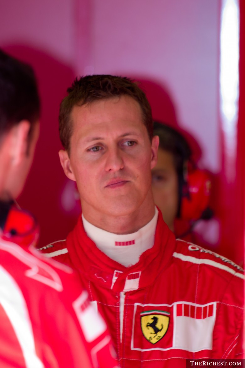 Michael Schumacher nhận 110 triệu USD khi lái xe cho Ferrari 2 năm. Michael Schumacher nhận 110 triệu USD khi lái xe cho Ferrari 2 năm.