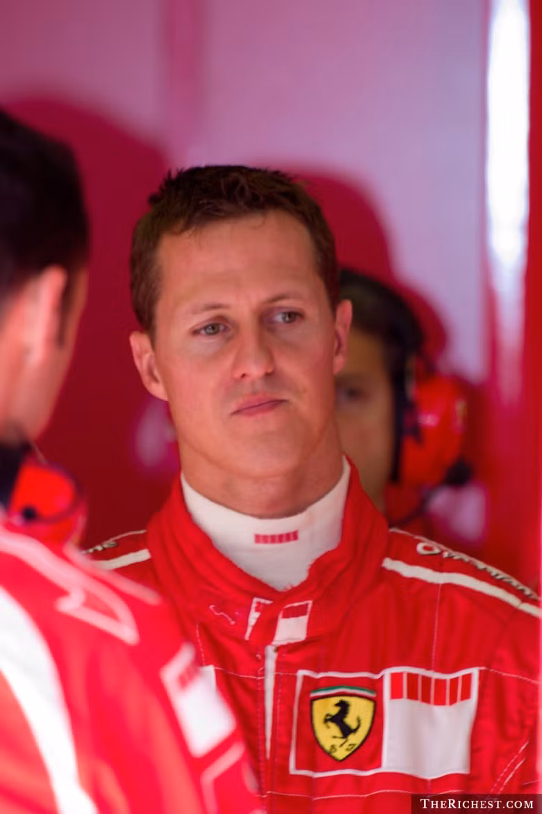 Michael Schumacher nhận 110 triệu USD khi lái xe cho Ferrari 2 năm.