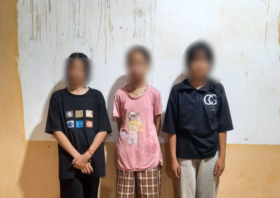 Cả 3 "nữ sinh" được bàn giao về cho gia đình an toàn. Ảnh: Công an xã Thanh Minh.