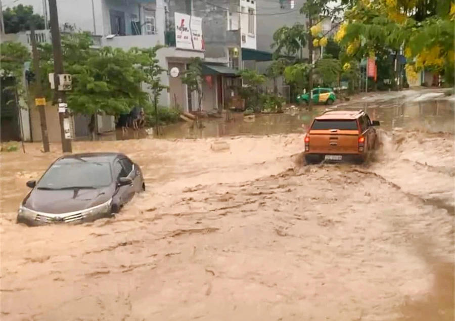 Sau 1 đêm mưa, nhiều tuyến đường tại TP. Điện Biên Phủ "chìm" trong biển nước đục ngàu. Ảnh NDCC.