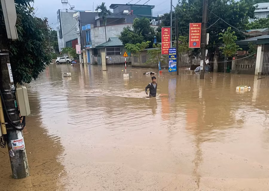 Nhiều đoạn các phương tiện gần như không thể lưu thông. Ảnh: Thái Hà.