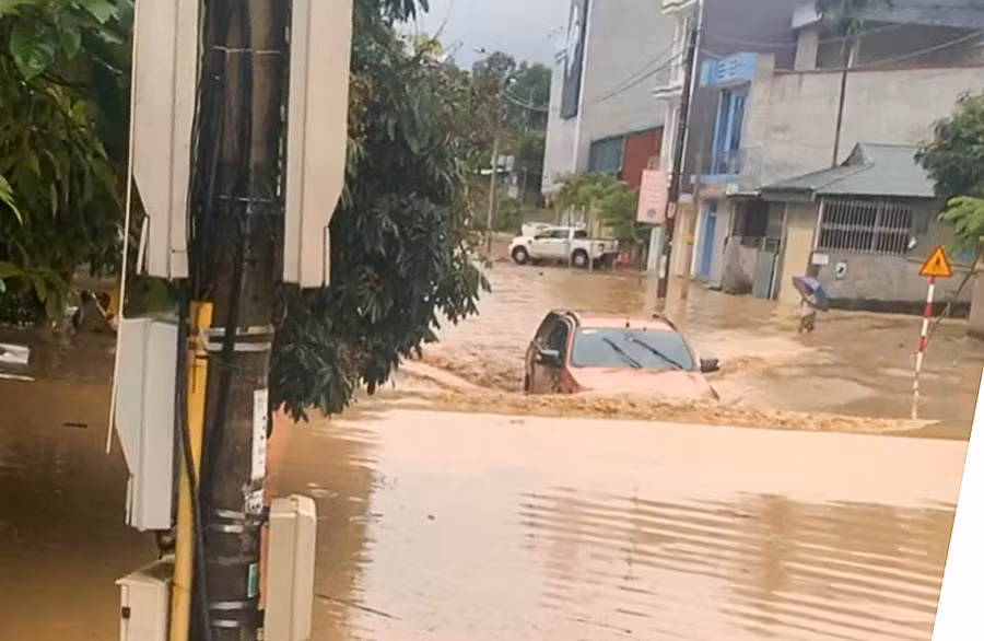 Khu vực phường Noong Bua ngập nặng, nhiều đoạn nước dâng hơn 1 mét.