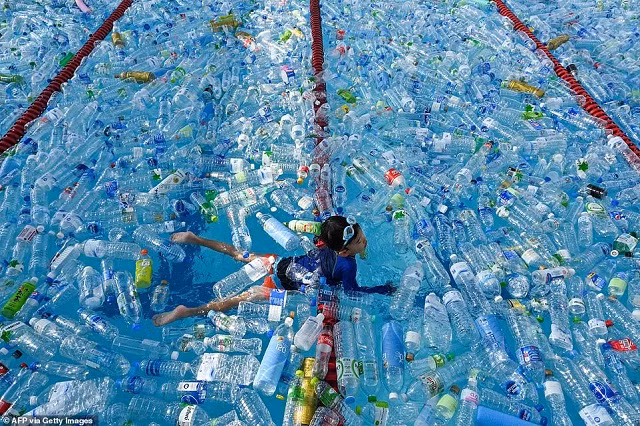 Một đứa trẻ bơi trong một bể chứa đầy chai nhựa trong chiến dịch nâng cao nhận thức nhân Ngày Đại dương Thế giới ở Bangkok vào ngày 8 tháng 6