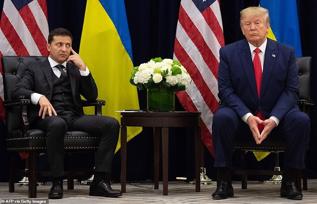 Tổng thống Mỹ Donald Trump và Tổng thống Ukraine Volodymyr Zelensky tại New York vào ngày 25 tháng 9, bên lề cuộc họp của Đại hội đồng Liên Hợp Quốc. Tổng thống Mỹ Donald Trump và Tổng thống Ukraine Volodymyr Zelensky tại New York vào ngày 25 tháng 9, bên lề cuộc họp của Đại hội đồng Liên Hợp Quốc.