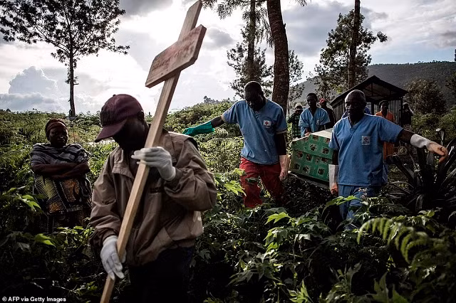 Các nhân viên y tế mang theo một cỗ quan tài chứa nạn nhân của virus Ebola vào ngày 16 tháng 5 tại Butembo, Congo