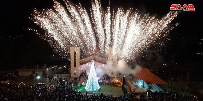 Thắp sáng cây thông Noel ở Homs, Syria